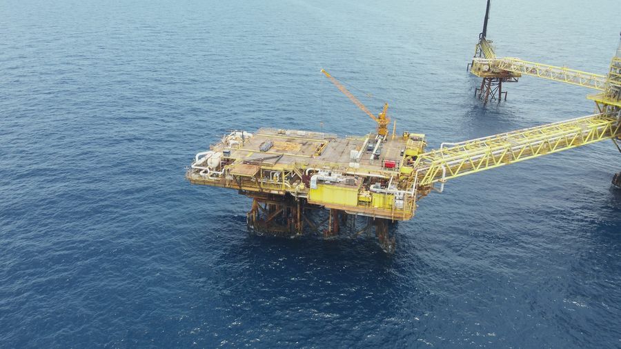 Complejo de plataformas costa afuera en mar abierto, visto desde el aire