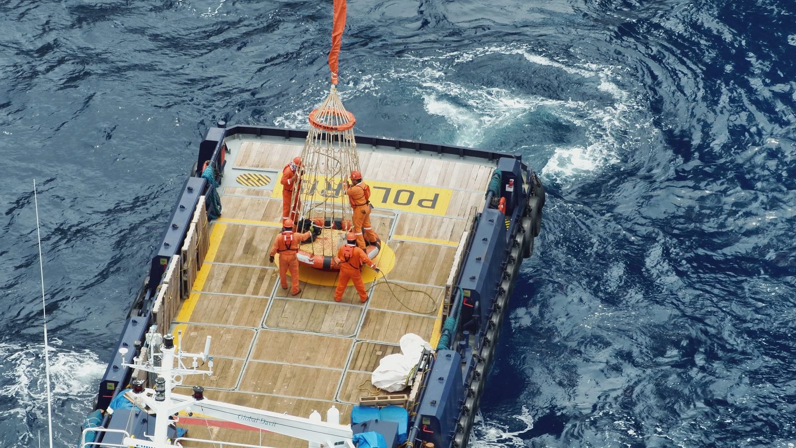 Maniobra en la cubierta de una embarcación en mar abierto, vista desde el aire