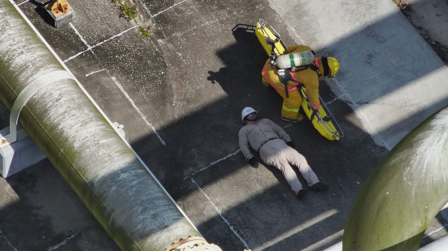 Simulacro de rescate industrial visto desde el aire, con brigadista y camilla