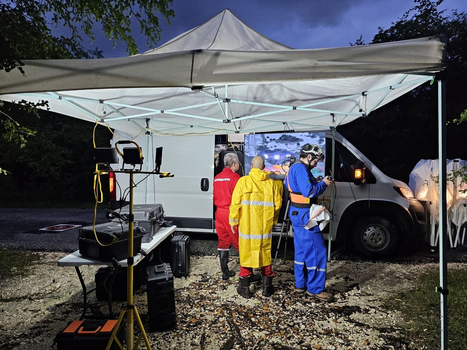 Unidad móvil de ICES desplegada en campo de noche, con el equipo técnico en operación