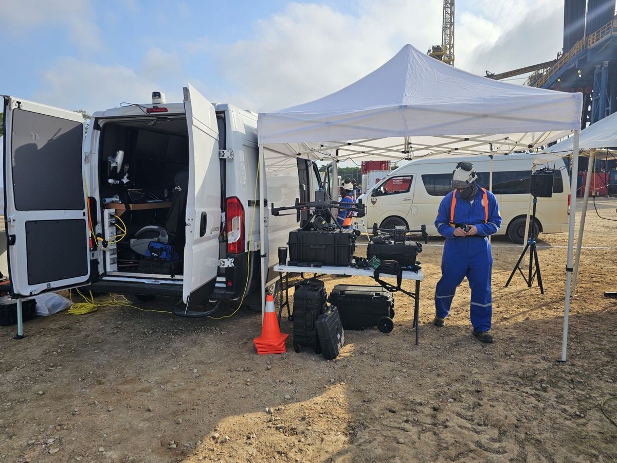 Puesto de trabajo bajo carpa junto a la unidad, con piloto operando aeronave