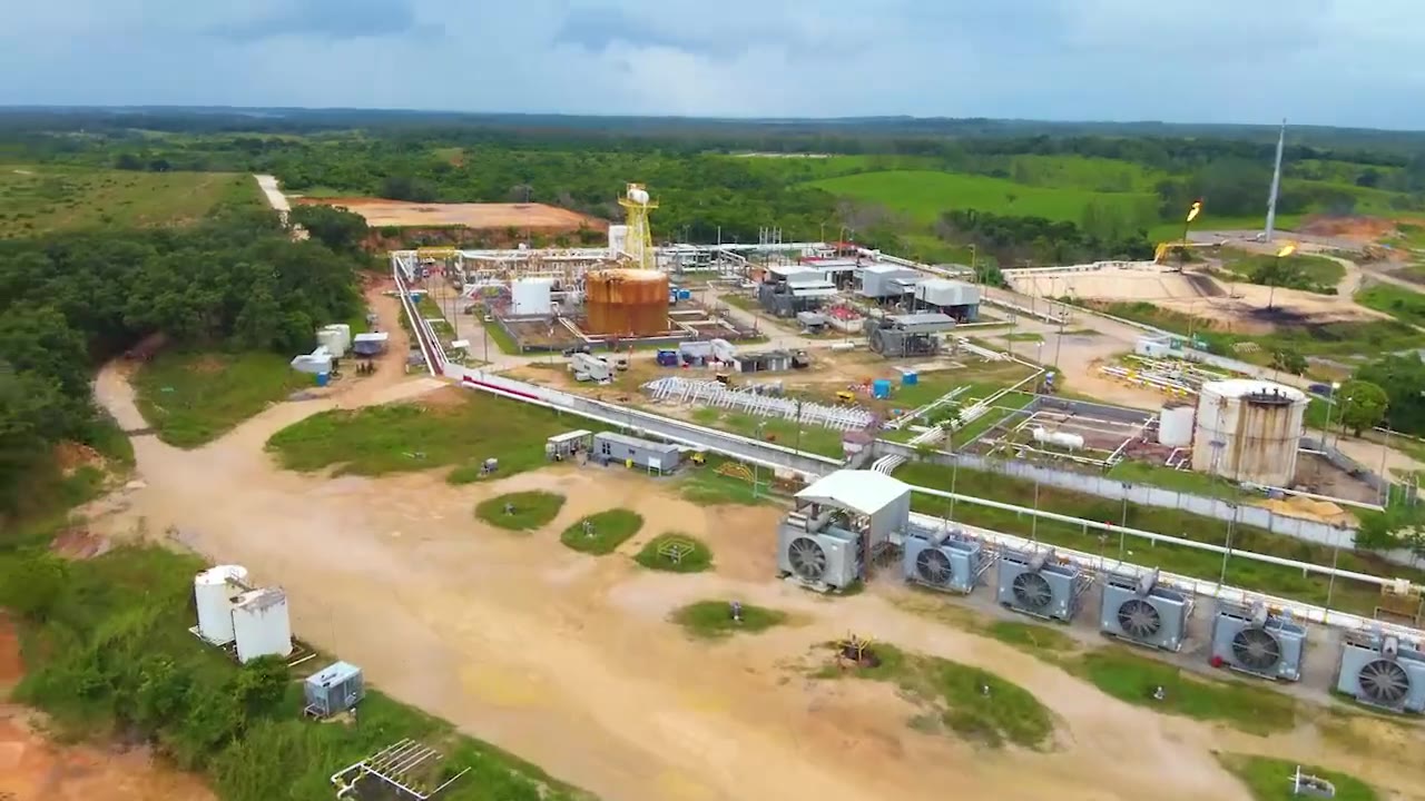 Vista aérea de una estación de proceso de hidrocarburos con quemadores encendidos